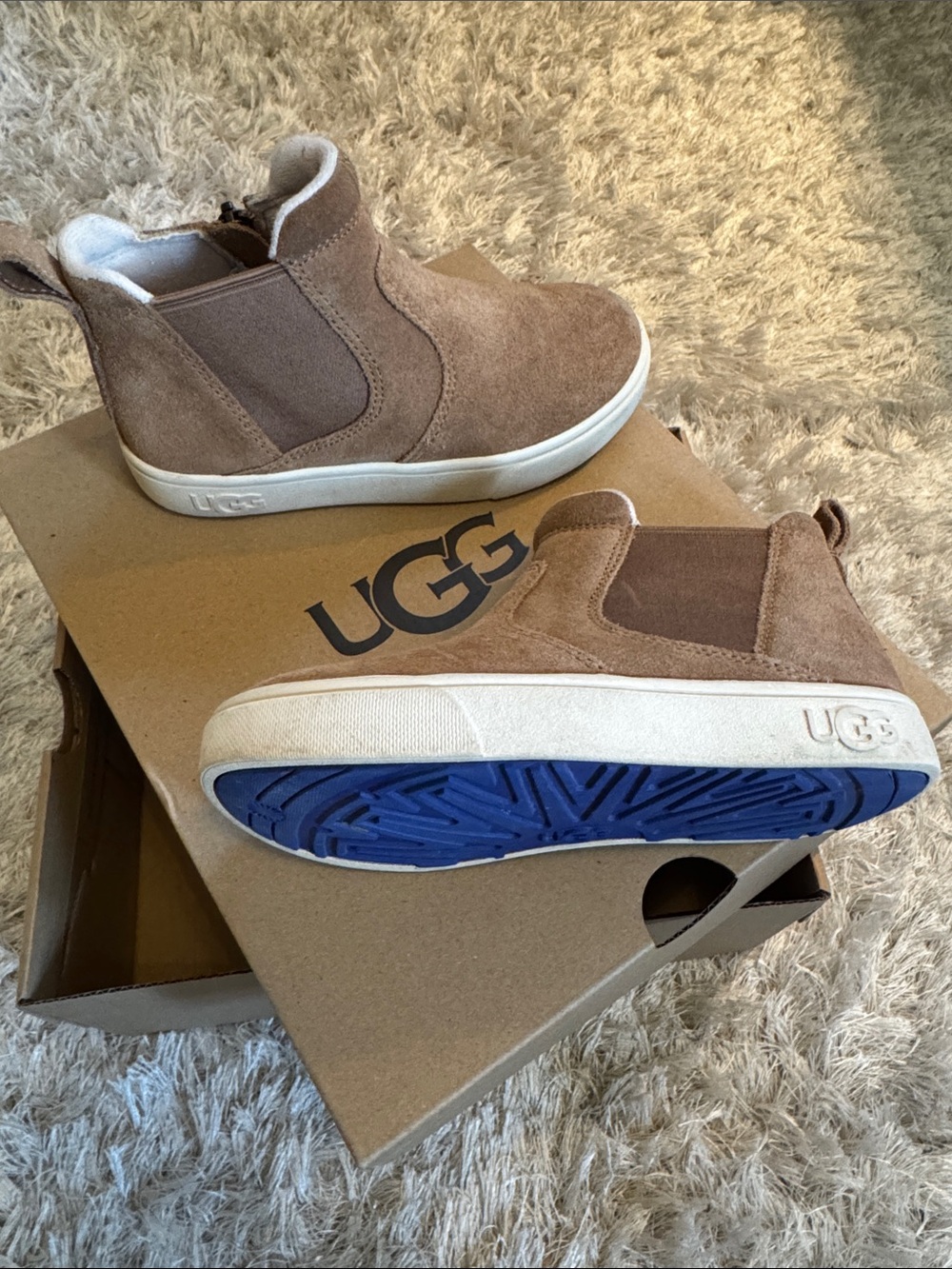 EUC UGG Kids Tan Suede Chelsea Boots with Blue Sole Size 11